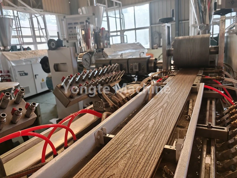 Yongte pomáha klientovi pri optimalizácii vytláčacej linky profilu WPC, čo má za následok 40% zvýšenie výstupnej účinnosti