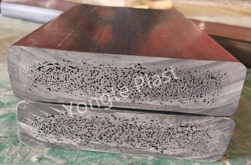 Stroj na rezivo z recyklovaného masívneho plastu 200 x 50 mm bol úspešne testovaný