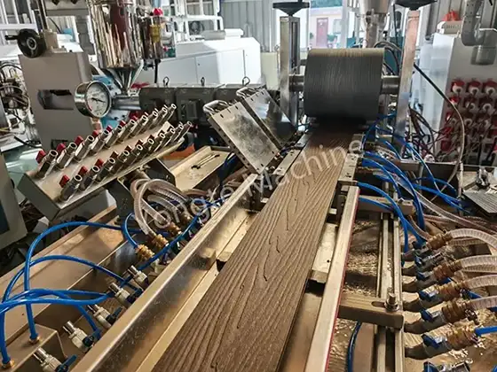 Kanadský kompletný závod WPC na recykláciu odpadového sklolaminátu na obklady WPC