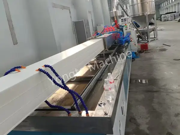 Stroj na výrobu profilov PVC dažďových žľabov v Číne