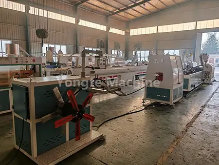 Stroj na výrobu penových rúr