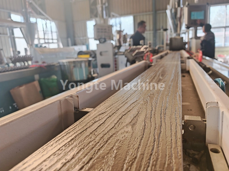 Stroj na výrobu plastov a odpadových textílií