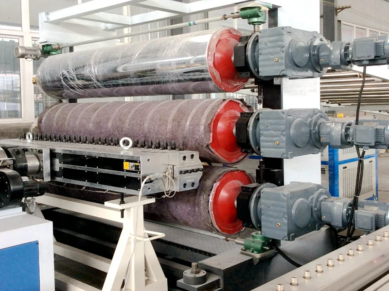 Stroj na výrobu PVC dosiek