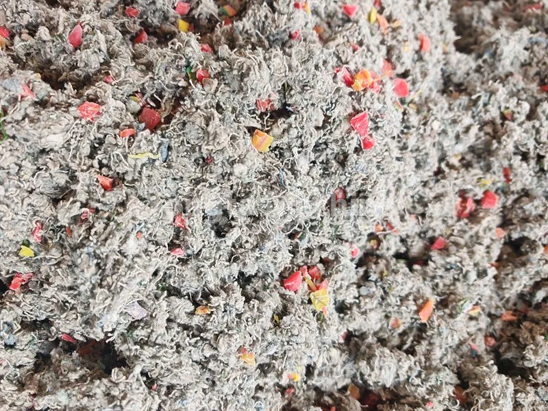 Stroj na recykláciu odpadového oblečenia a plastových kompozitov