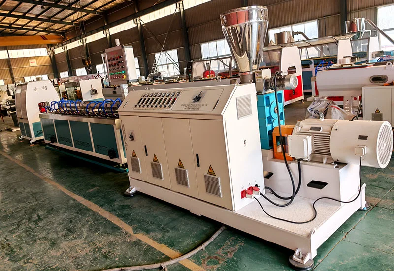 Stroj na výrobu gumených hadíc