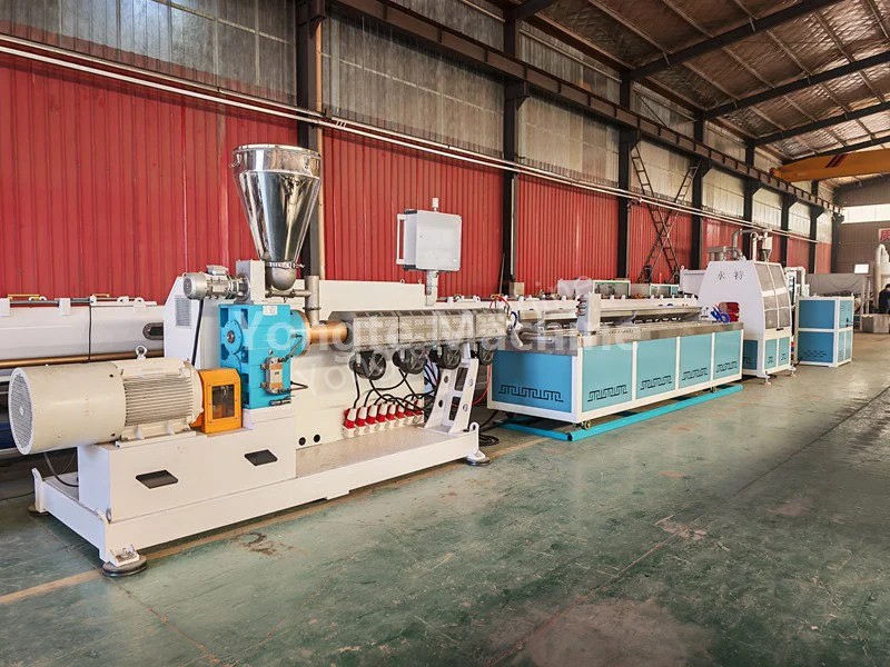 Stroj na výrobu odkvapkávacej hadice na zavlažovanie