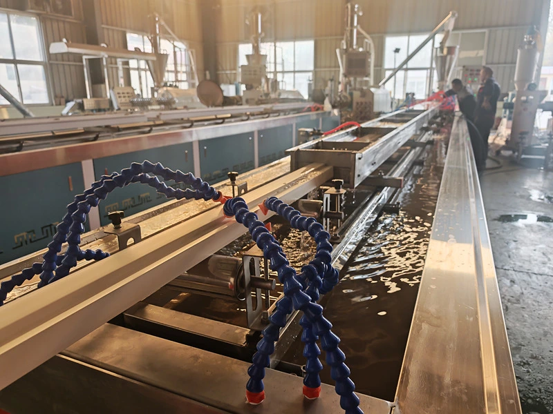 Stroj na výrobu rámov dverí WPC