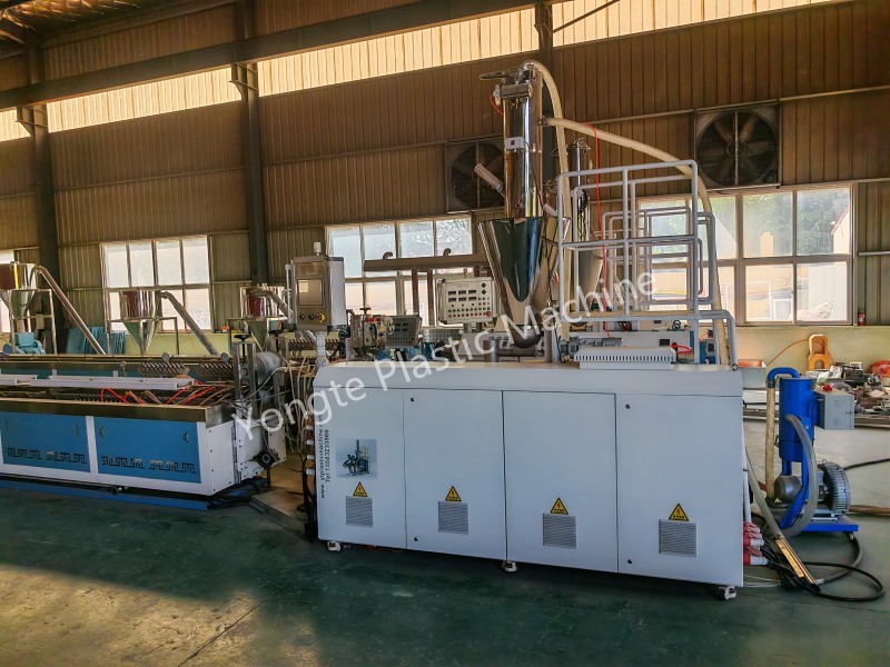 WPC extrudér