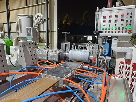 Stroj na výrobu plotov WPC