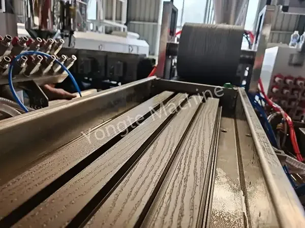 Nástenný Cadding Machine Yongte WPC bol úspešne nainštalovaný v Kanade
